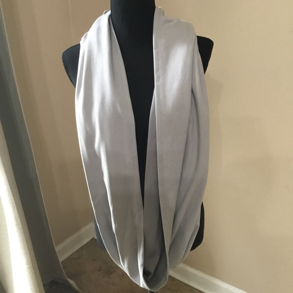 Cut The Frills Women’s Sleet/White Convertible Infinity Scarf NWT